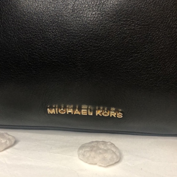 MICHAEL KORS black leather shoulder handbag. - Picture 2 of 15